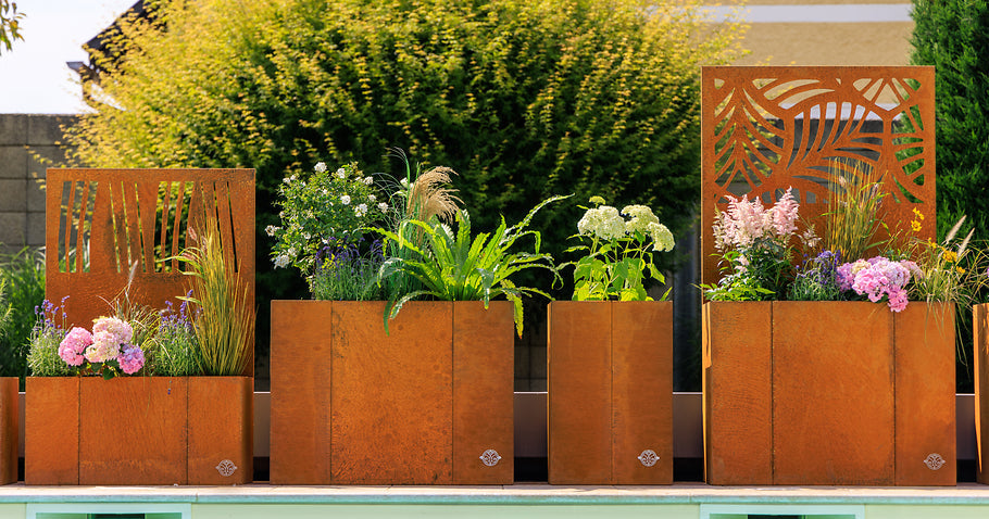 Raised garden beds with integrated privacy screens – stylishly demarcate garden areas