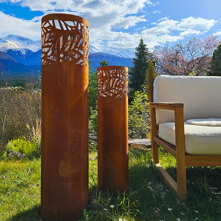 Windlichtsäule Livenza aus Metall in Rostoptik mit gelasertem Blatt-Motiv.