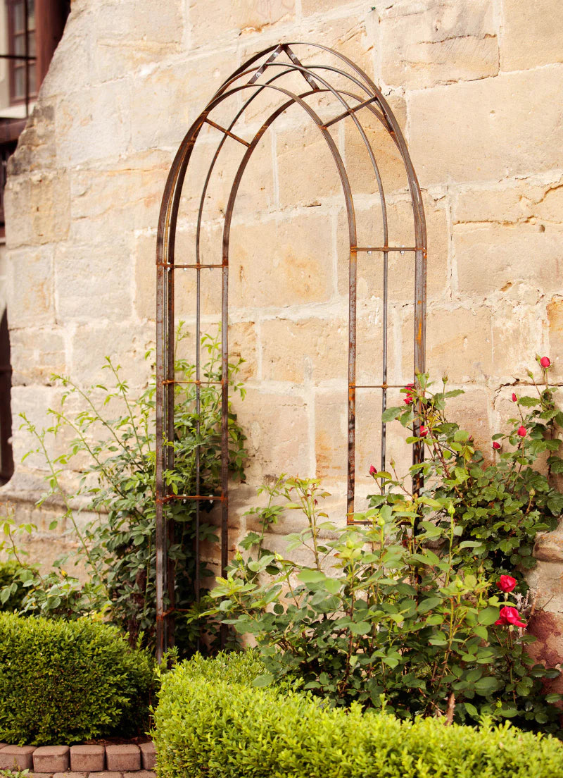 Rosenbogen Matera unbeschichtet an einer Hauswand mit mediterraner Umgebung 