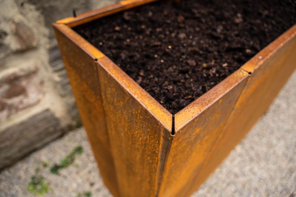 Hochbeet Manarola Nahaufnahme Erde im Beet | Cortenstahl