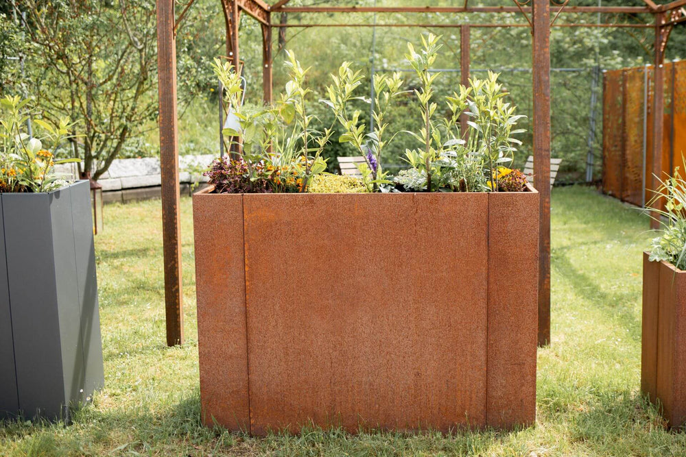Hochbeet Manarola in einem sommerlichen Garten mit ELEO Pavillon und Sichtschutzelementen im Hintergrund | Cortenstahl