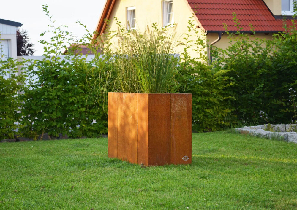 Hochbeet Monterosso freistehend auf einem gepflegten Rasen | Cortenstahl