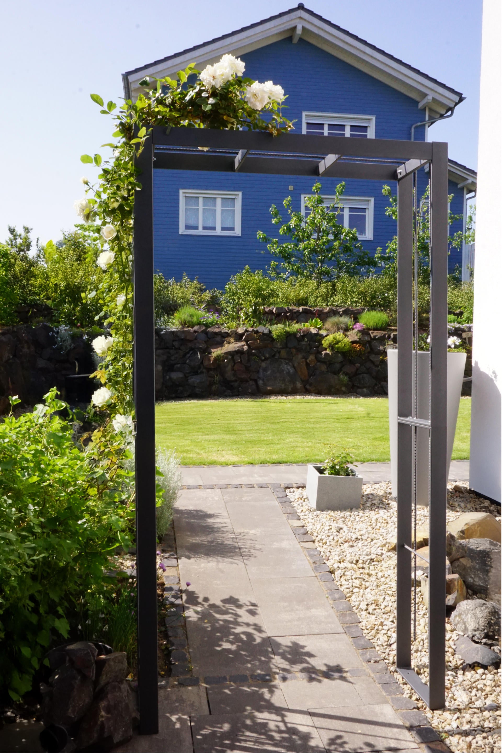 Rosenbogen Savona als berankter Durchgangsbogen | Pulverbeschichtet anthrazit