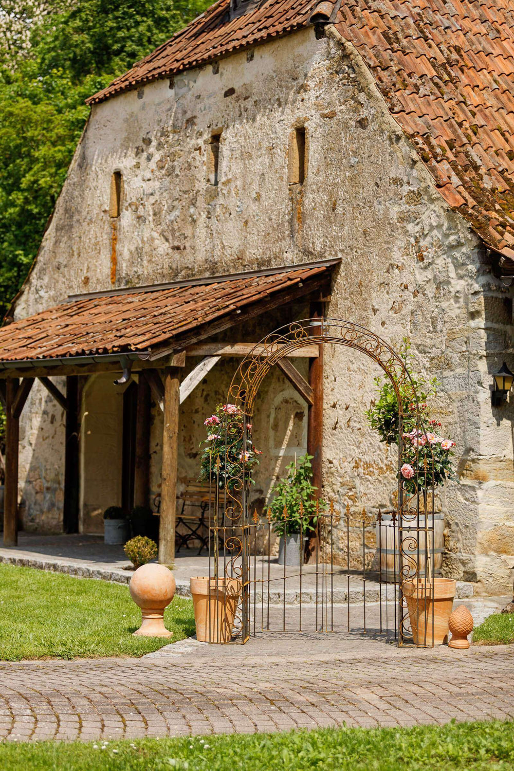 Rosenbogen Calabria mit Tür in unbeschichtet romantisch dekoriert in einem mediterranen Garten