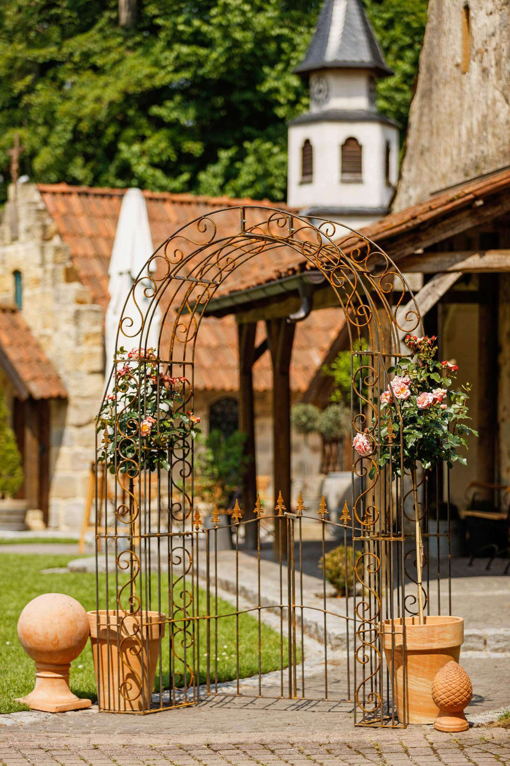 Rosenbogen Calabria mit Tür in unbeschichtet romantisch dekoriert in einem mediterranen Garten