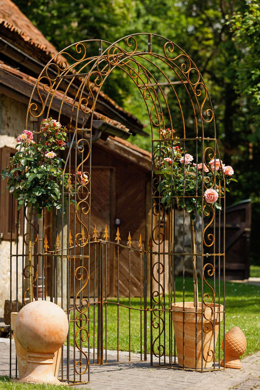 Rosenbogen Calabria mit Tür in unbeschichtet romantisch dekoriert in einem mediterranen Garten
