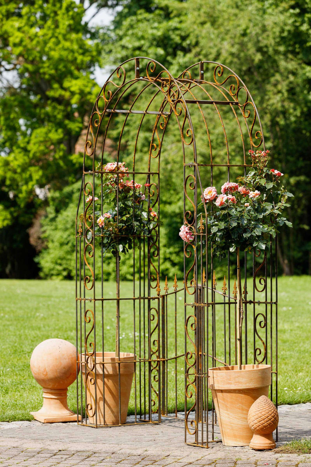 Rosenbogen Calabria mit Tür in unbeschichtet romantisch dekoriert in einem Garten