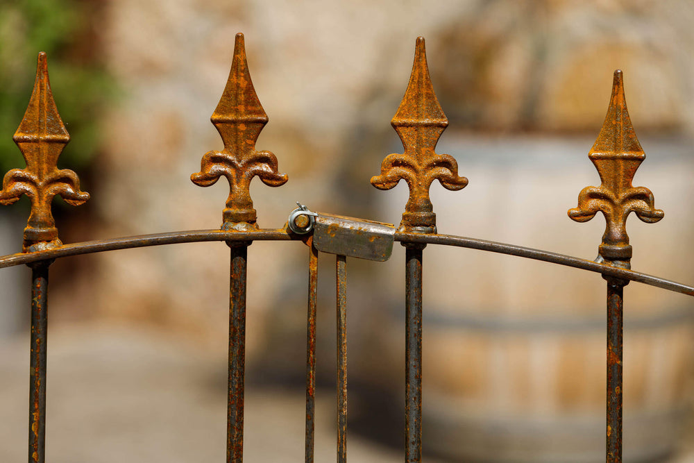 Rosenbogen Calabria mit Gartentor in Rostoptik Detailansicht Schließmechanismus Gartentor und Kreuzlilien-Spitzen