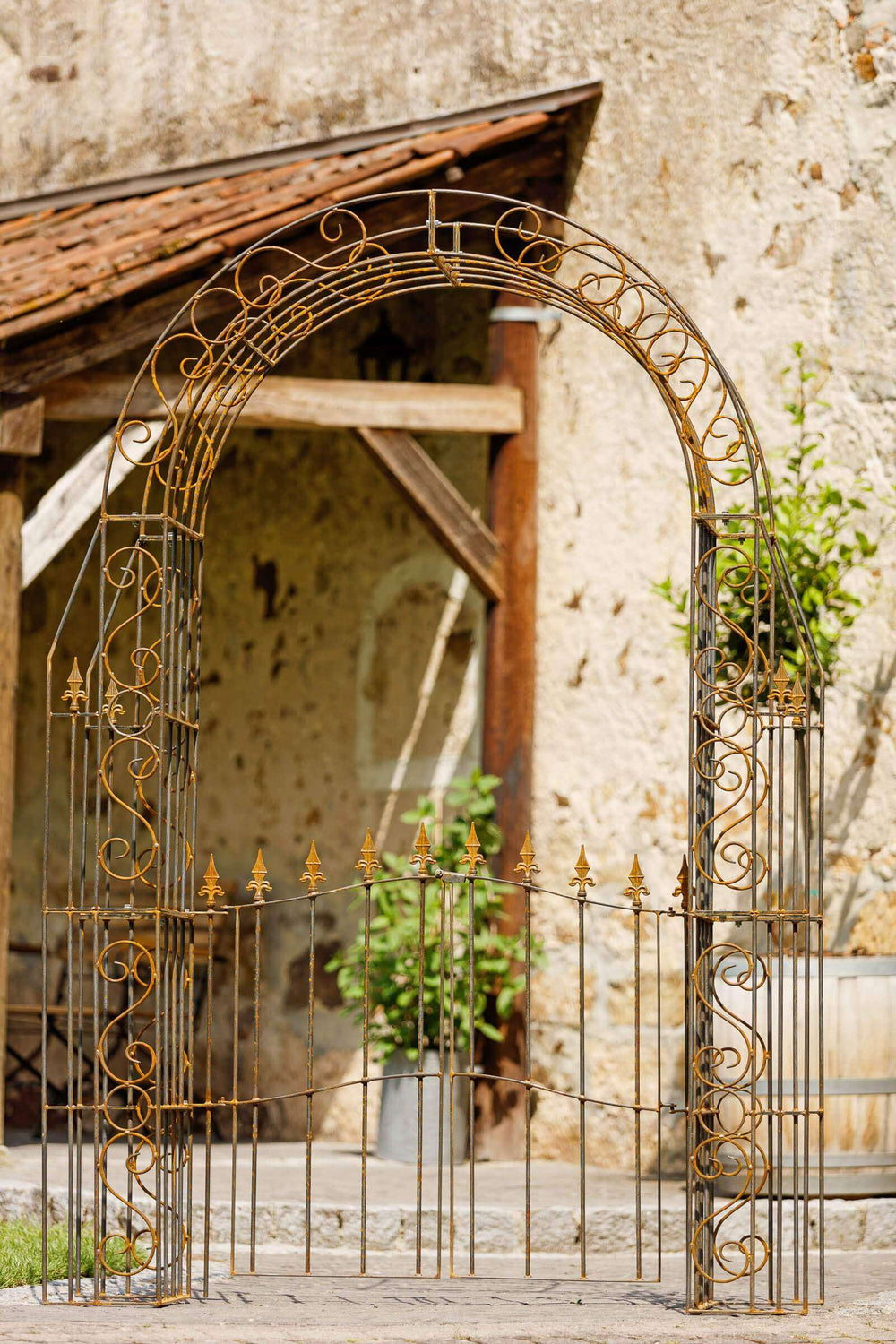 Rosenbogen Calabria mit Tür in unbeschichtet in einem mediterranen Garten