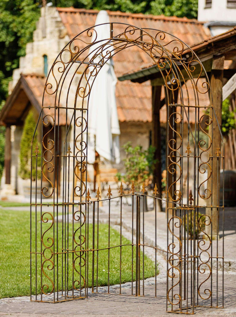 Rosenbogen Calabria mit Tür in unbeschichtet in einem mediterranen Garten