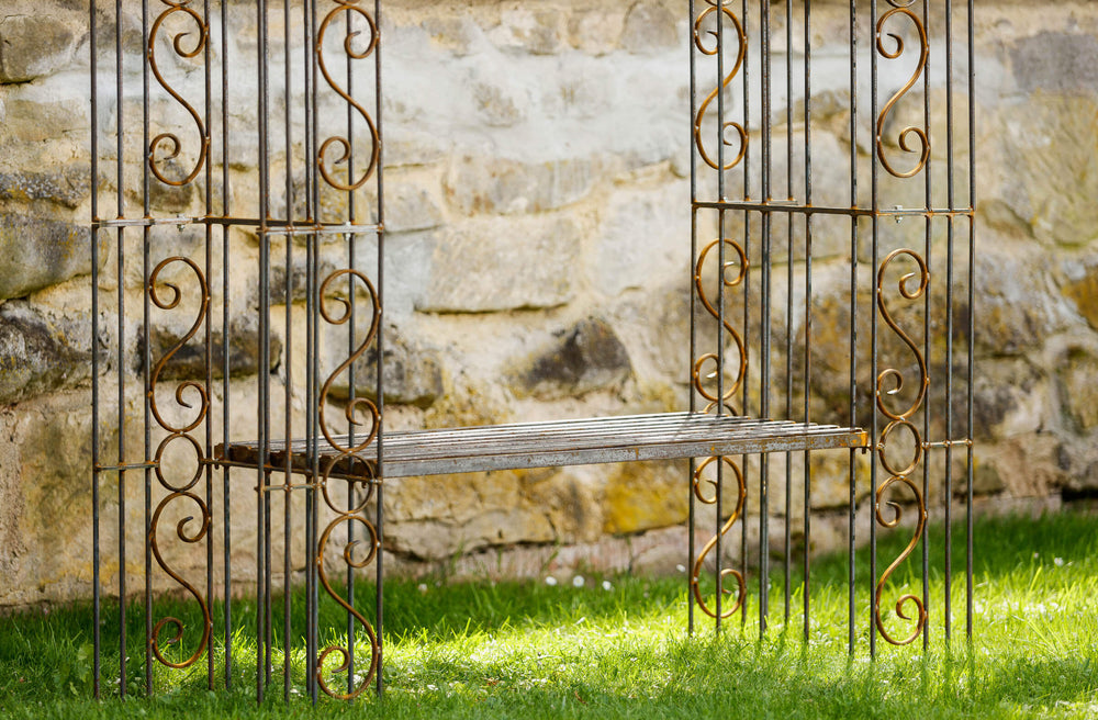 Rosenbogen Calabria mit eingehängter Bank Detailansicht in Rostoptik