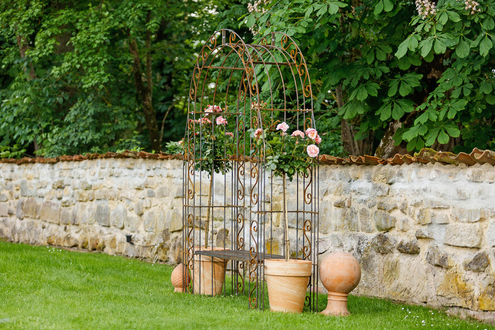 Rosenbogen Calabria mit Bank Gesamtansicht seitlich mit Rosen und Dekoration
