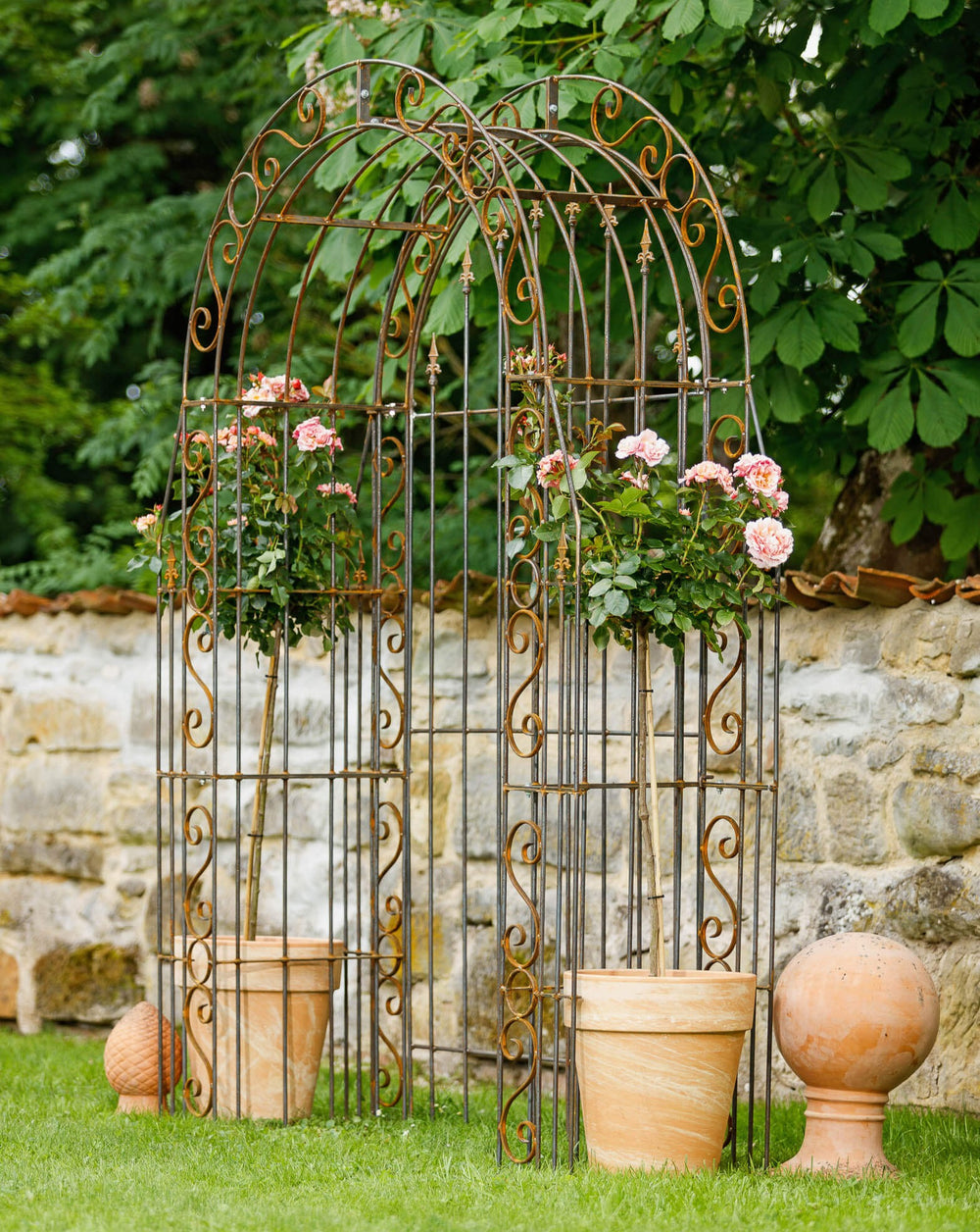 Rosenbogen Calabria mit Rückwand in Rostoptik Gesamtansicht seitlich mit Rosen und Dekoration