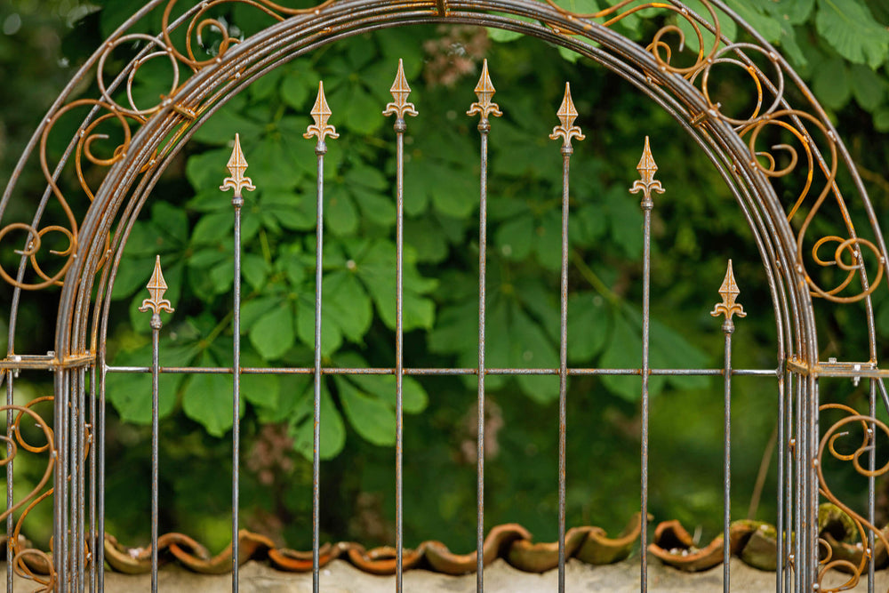 Rosenbogen Calabria mit Rückwand in Rostoptik Detailansicht frontal Rückwand mit Kreuzlilien-Spitzen