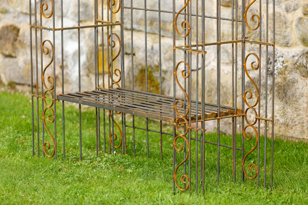 Rosenbogen Calabria mit Bank un Rückwand in Rostoptik Detailansicht untere Hälfte